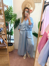 Carregar imagem no visualizador da galeria, Blusa/casaco acetinado botões azul
