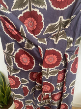 Carregar imagem no visualizador da galeria, Vestido laçada flores grandes azul
