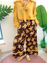 Carregar imagem no visualizador da galeria, Calças largas estampa margaridas amarelo/castanho
