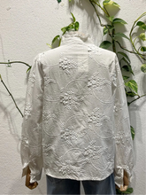 Carregar imagem no visualizador da galeria, Camisa branca bordada
