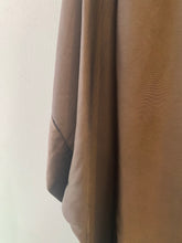Carregar imagem no visualizador da galeria, Blusa acetinada oversize castanho
