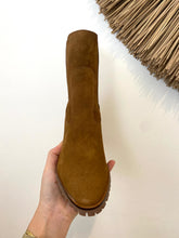 Carregar imagem no visualizador da galeria, Botim camurça camel Ruika
