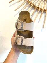 Carregar imagem no visualizador da galeria, Chinelo fivelas Amalia plataforma beje Cubanas
