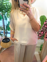 Carregar imagem no visualizador da galeria, Blusa acetinada oversize beje
