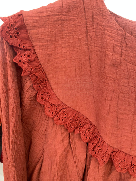 Blusa com rendinha bordada tijolo