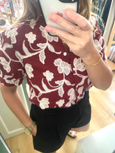 Carregar imagem no visualizador da galeria, Blusa bordada Bordeaux
