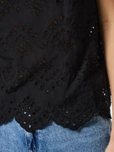 Carregar imagem no visualizador da galeria, Blusa Pieces bordado inglês preto
