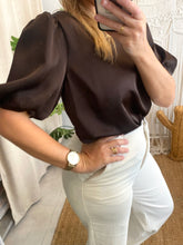 Carregar imagem no visualizador da galeria, Blusa acetinada manga balão castanho
