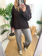 Carregar imagem no visualizador da galeria, Camisola Viliga castanho Vila
