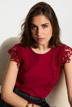Carregar imagem no visualizador da galeria, Blusa cereja renda Morgan
