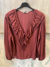 Carregar imagem no visualizador da galeria, Blusa folho com tachas bordeaux

