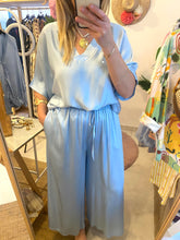 Carregar imagem no visualizador da galeria, Blusa acetinada oversize azul
