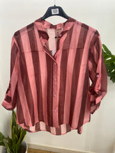 Carregar imagem no visualizador da galeria, Camisa riscas Bordeaux e rosa
