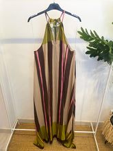 Carregar imagem no visualizador da galeria, Vestido estampado riscas com pedras
