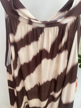 Carregar imagem no visualizador da galeria, Vestido midi malha fria halter castanho e branco
