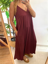 Carregar imagem no visualizador da galeria, Vestido acetinado alças finas bordeaux
