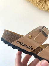 Carregar imagem no visualizador da galeria, Chinelo cruzado comporta beje Cubanas
