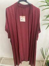 Carregar imagem no visualizador da galeria, Kimono comprido acetinado Bordeaux
