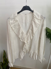 Carregar imagem no visualizador da galeria, Blusa folho crepe creme
