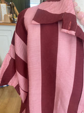 Carregar imagem no visualizador da galeria, Camisa oversize riscas rosa e Bordeaux
