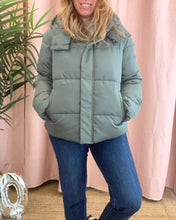 Carregar imagem no visualizador da galeria, Casaco acolchoado capuz verde Vimilja
