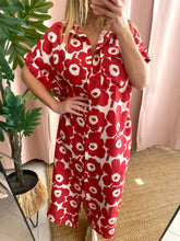 Carregar imagem no visualizador da galeria, Vestido camisa flores vermelho
