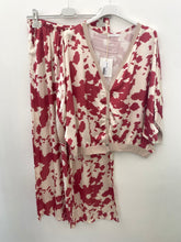 Carregar imagem no visualizador da galeria, Kimono acetinado padrão vaca rosa
