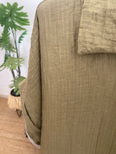 Carregar imagem no visualizador da galeria, Vestido camisa crepe verde
