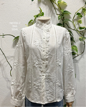 Carregar imagem no visualizador da galeria, Camisa branca bordada
