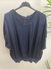 Carregar imagem no visualizador da galeria, Blusa acetinada com cós de malha marinho
