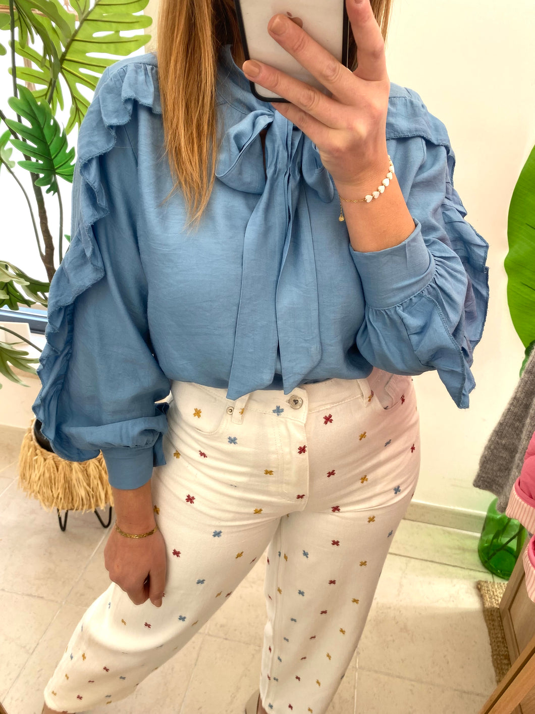 Camisa folhos e laçada azul