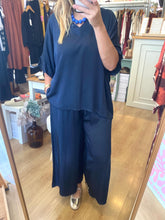 Carregar imagem no visualizador da galeria, Blusa acetinada oversize marinho

