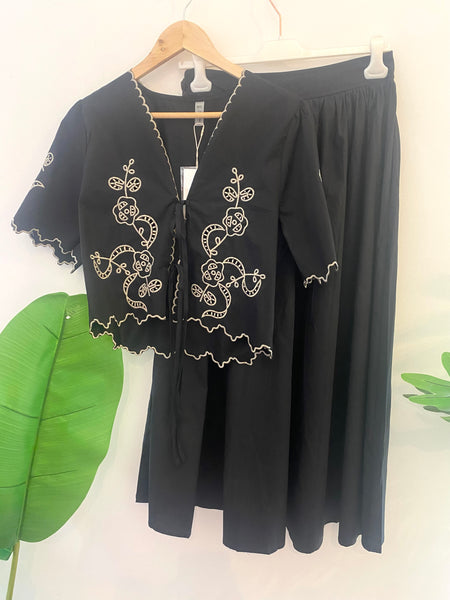 Blusa bordada/atilhos preto