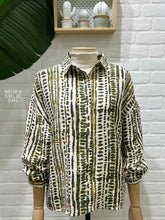 Carregar imagem no visualizador da galeria, Camisa estampa verde
