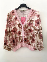 Carregar imagem no visualizador da galeria, Blusa/casaco acetinado flores rosa
