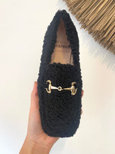 Carregar imagem no visualizador da galeria, Sapato loafer ovelha preto fivela Macarena
