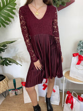 Carregar imagem no visualizador da galeria, Vestido plissado com renda bordeaux
