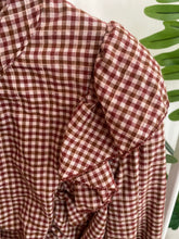 Carregar imagem no visualizador da galeria, Camisa quadradinhos folho ombro telha
