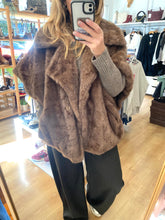 Carregar imagem no visualizador da galeria, Capa de pêlo castanho
