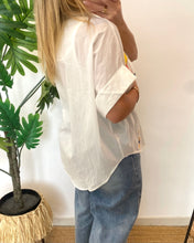 Carregar imagem no visualizador da galeria, Camisa oversize bordados praia
