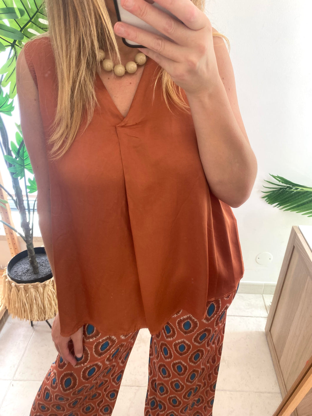 Blusa alça larga acetinada tijolo