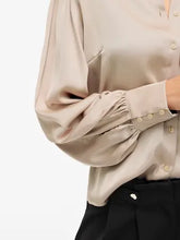 Carregar imagem no visualizador da galeria, Camisa acetinada Viellette beje
