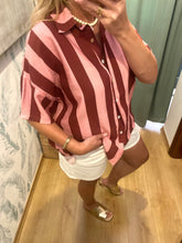 Carregar imagem no visualizador da galeria, Camisa oversize riscas rosa e Bordeaux

