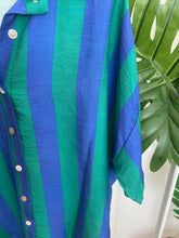 Carregar imagem no visualizador da galeria, Camisa oversize padrão riscas azul e verde
