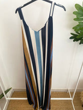 Carregar imagem no visualizador da galeria, Vestido riscas comprido malha fria com bolsos azul
