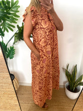 Carregar imagem no visualizador da galeria, Vestido camisa com folho manga estampa peónia laranja
