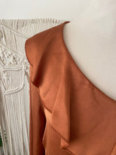 Carregar imagem no visualizador da galeria, Blusa acetinada folhos tijolo
