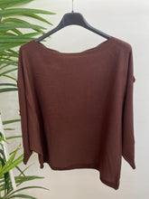 Carregar imagem no visualizador da galeria, Camisola malha com botões laterais castanho
