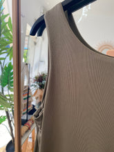 Carregar imagem no visualizador da galeria, Vestido alças malha fria kaki
