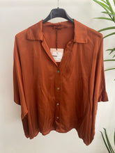 Carregar imagem no visualizador da galeria, Camisa acetinada oversize   Tijolo
